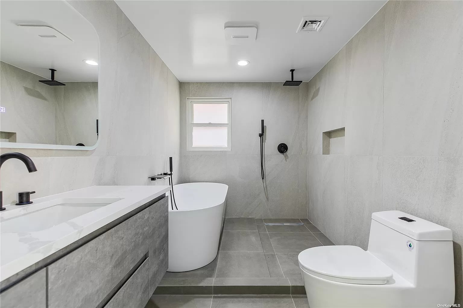 Neutral bathroom interior