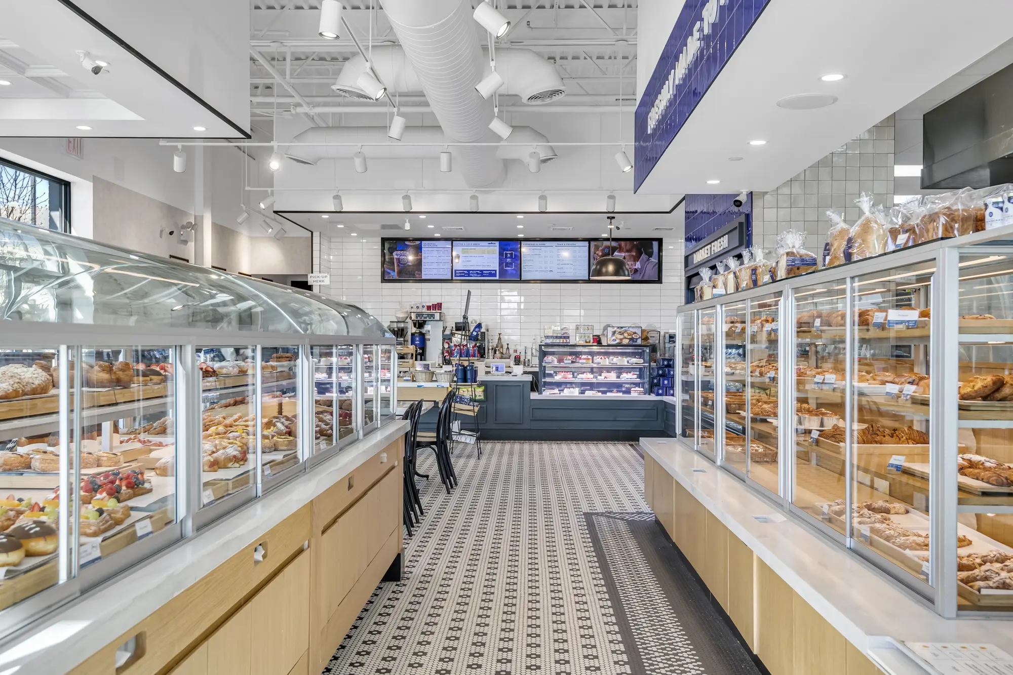 Pastry display and customer circulation
